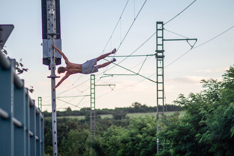 calisthenics-athlete-doing-human-flag